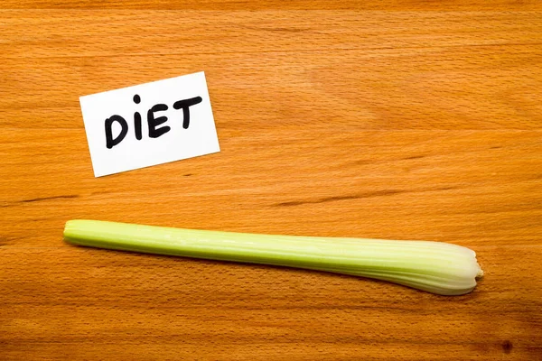 芹菜和一张印有 Diet 字样的卡片在木制桌子上 特写镜头 — 图库照片