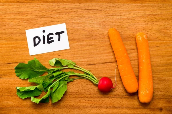 Radieschen Und Karotten Und Eine Karte Mit Dem Wort Diet — Stockfoto