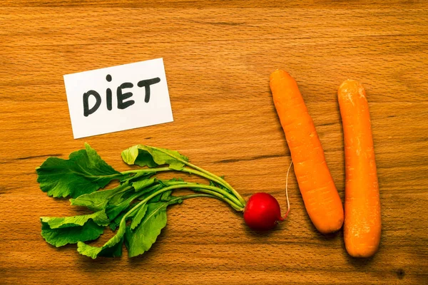 Ραπανάκι Και Καρότο Και Μια Κάρτα Λέξη Diet Στο Ξύλινο — Φωτογραφία Αρχείου