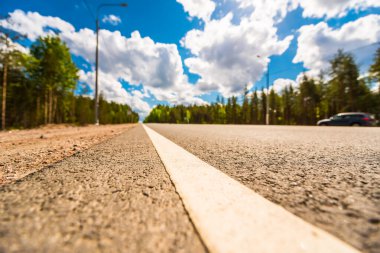 Kırsal yol ormandan geçiyor. Yandan görüntüle