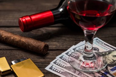 Bir şişe kırmızı şarap, bir kadeh kırmızı şarap ve Küba purosu.