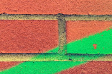 Kırmızı tuğlalı duvara grafiti. Yakın çekim görünümü