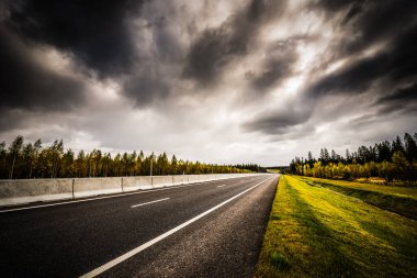 Sonbahar banliyö otoyolu. Yolun kenarından manzara.