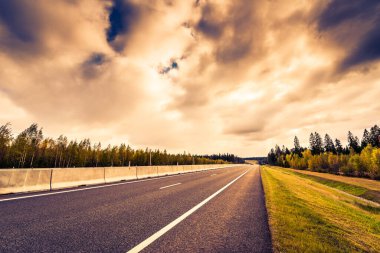 Sonbahar banliyö otoyolu. Yolun kenarından manzara.