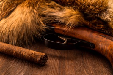 Hayvanların kürkünün yanında Küba purosu olan av tüfeği.