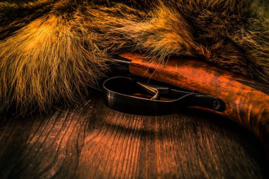 Tüfek, hayvanın kürkünün yanında duruyordu.. 