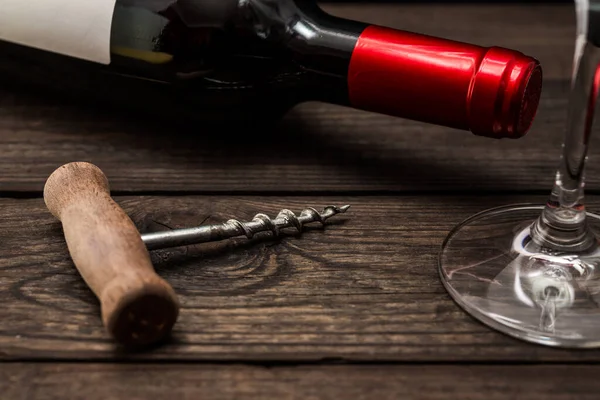 Flasche Rotwein Und Korkenzieher Mit Weinglas Auf Einem Alten Holztisch — Stockfoto