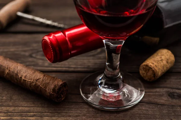 赤ワインとキューバシガーのガラスと赤ワインのボトル — ストック写真