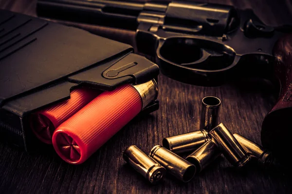 红色弹夹的杂志12口径和左轮手枪 — 图库照片
