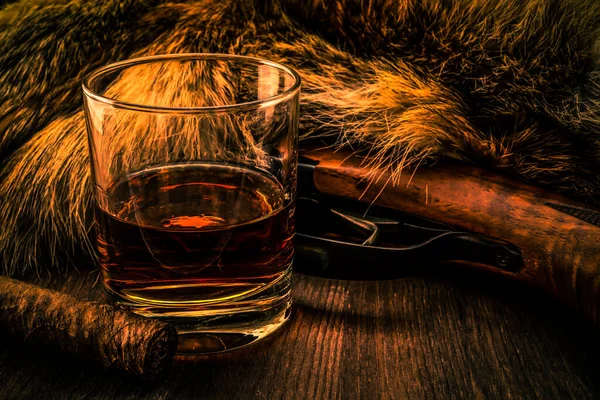 Karabin Myśliwski Szklanką Whisky Kubańskim Cygarem — Zdjęcie stockowe