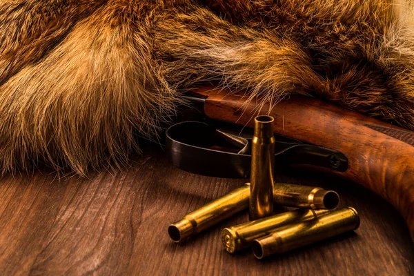 Fusil Chasse Couché Côté Fourrure Animal Produit — Photo