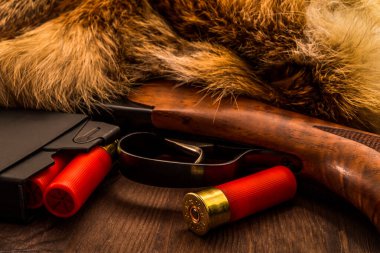 Pompalı tüfeği hayvanın kürkünün ve şarjörünün yanında duruyordu.