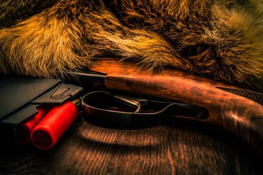Pompalı tüfeği hayvanın kürkünün ve şarjörünün yanında duruyordu.
