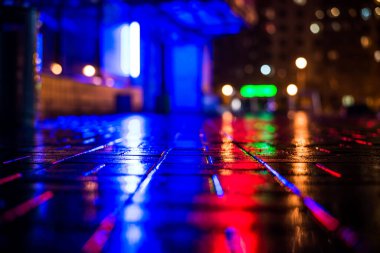 Büyük şehirde yağmurlu bir gece, yağmurdan sonra boş bir otoyol..