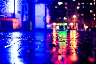 Büyük şehirde yağmurlu bir gece, yağmurdan sonra boş bir otoyol..