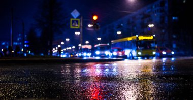 Büyük şehirde yağmurlu bir gece, yağmurdan sonra boş bir otoyol..