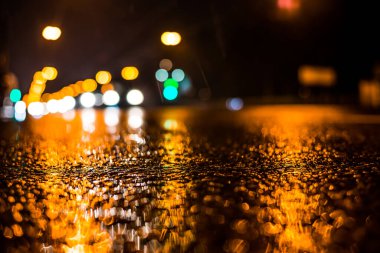 Büyük şehirde yağmurlu bir gece, yağmurdan sonra boş bir otoyol..