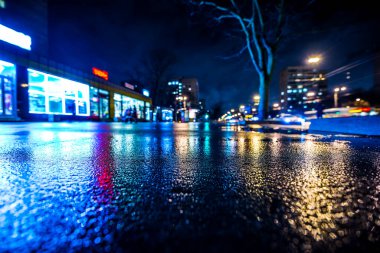 Büyük şehirde yağmurlu bir gece, yağmurdan sonra boş bir otoyol..