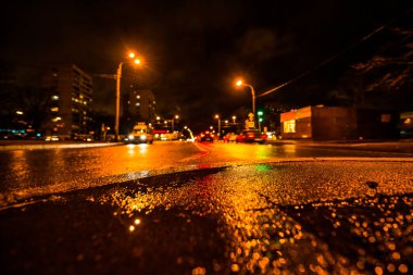 Büyük şehirde yağmurlu bir gece, yağmurdan sonra boş bir otoyol..