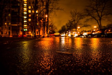 Büyük şehirde yağmurlu bir gece, yağmurdan sonra boş bir otoyol..