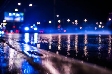 Büyük şehirde yağmurlu bir gece, yağmurdan sonra boş bir otoyol..