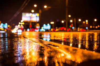 Büyük şehirde yağmurlu bir gece, yağmurdan sonra boş bir otoyol..