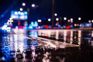 Büyük şehirde yağmurlu bir gece, yağmurdan sonra boş bir otoyol..