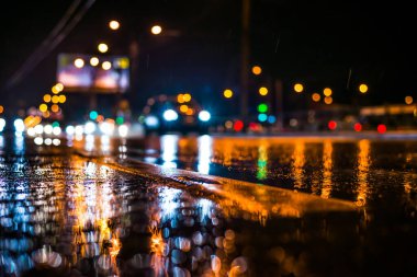 Büyük şehirde yağmurlu bir gece, yağmurdan sonra boş bir otoyol..