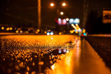 Büyük şehirde yağmurlu bir gece, yağmurdan sonra boş bir otoyol..