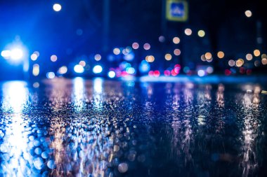 Büyük şehirde yağmurlu bir gece, yağmurdan sonra boş bir otoyol..