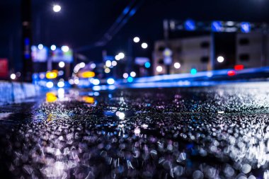 Büyük şehirde yağmurlu bir gece, yağmurdan sonra boş bir otoyol..