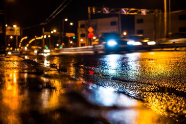 Büyük şehirde yağmurlu bir gece, yağmurdan sonra boş bir otoyol..