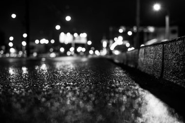 Büyük şehirde yağmurlu bir gece, yağmurdan sonra boş bir otoyol..