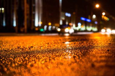 Büyük şehirde yağmurlu bir gece, ıslak otoyolda giden arabalar....