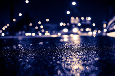 Büyük şehirde yağmurlu bir gece, yağmurdan sonra boş bir otoyol..