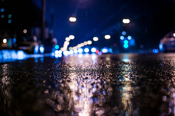 Дождливая ночь в большом городе, машины едут по мокрой дороге.