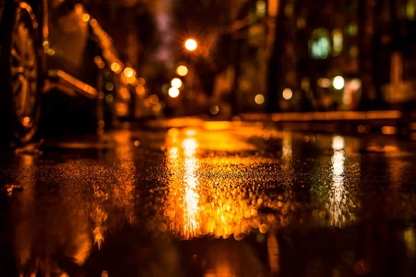 大都市で雨の夜 車のぬれた高速道路で旅行 — ストック写真