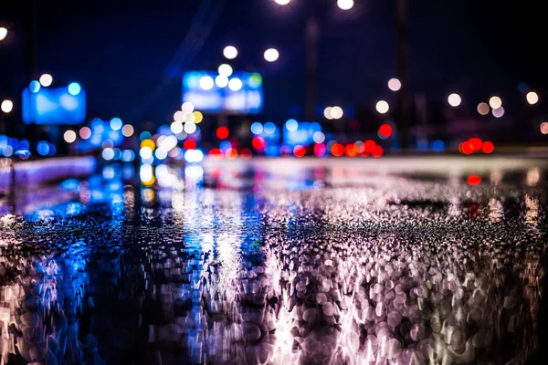Büyük Şehirde Yağmurlu Bir Gece Islak Otoyolda Giden Arabalar — Stok fotoğraf