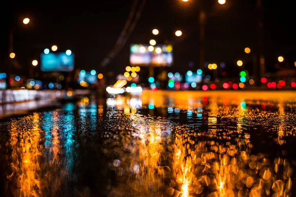 Büyük Şehirde Yağmurlu Bir Gece Islak Otoyolda Giden Arabalar — Stok fotoğraf