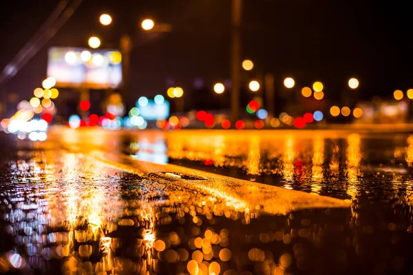 Noche Lluviosa Gran Ciudad Coches Que Viajan Por Carretera Mojada —  Fotos de Stock