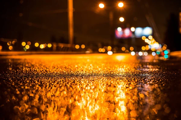 Büyük Şehirde Yağmurlu Bir Gece Islak Otoyolda Giden Arabalar — Stok fotoğraf