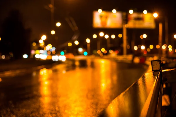 Βροχερή Νύχτα Στη Μεγάλη Πόλη Αυτοκίνητα Που Ταξιδεύουν Υγρό Αυτοκινητόδρομο — Φωτογραφία Αρχείου