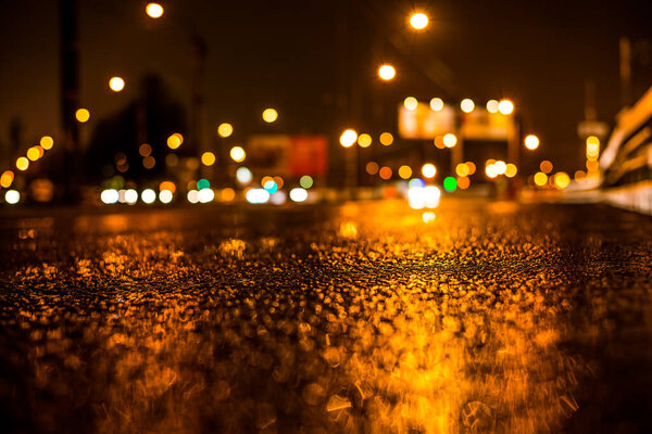 Раинская ночь в большом городе, пустое шоссе после дождя.