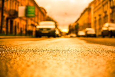 Yağmurdan sonra sonbahar güneşinin ışığında sokaklar.