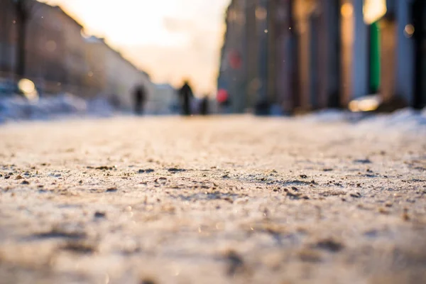 Jasné Zimní Slunce Velkém Městě Zasněžené Ulici Jedoucí Auto — Stock fotografie