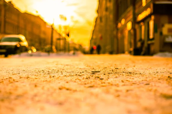 大都市の明るい冬の太陽雪の通りに車で行く — ストック写真
