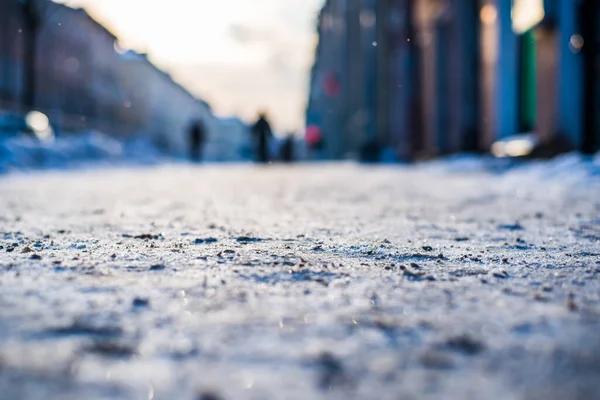 大都市の明るい冬の太陽雪の通りに車で行く — ストック写真