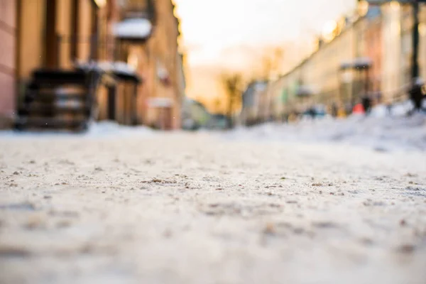 大都市の明るい冬の太陽雪の通りに車で行く — ストック写真