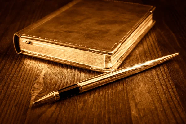 Золотая Ручка Кожаным Дневником Столе Красного Дерева — стоковое фото