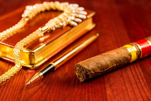 Złoty Długopis Skórzanym Pamiętnikiem Kubańskim Cygarem Biżuterią — Zdjęcie stockowe